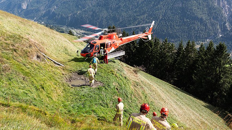 Grenzüberwindende Zusammenarbeit bei der Euregio-Waldbrandübung: Der Trentiner Hubschrauber wirft zielgenau Wasser über dem Übungsgelände in Osttirol ab.