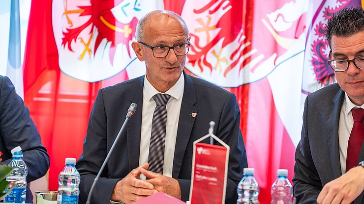 © Land Tirol/Fitsch Seit Oktober 2025 hat Tirol die Präsidentschaft der Euregio Tirol-Südtirol-Trentino inne. Die Führungsgremien der Euregio kamen deshalb unter dem Vorsitz von Euregio-Präsident LH Anton zusammen.