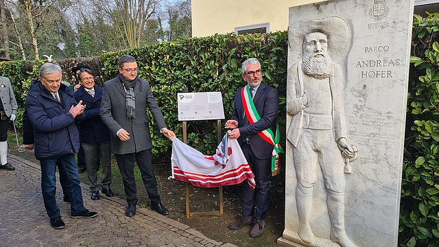 © Ufficio Stampa Trentino Walter Kaswalder, Presidente Consiglio provinciale del Trentino, Paolo Predella, Presidente dell'Associazione Porta Giulia Hofer, Maurizio Fugatti, Presidente Euregio e della Provincia autonoma di Trento, e Mattia Palazzi, Sindaco di Mantova
