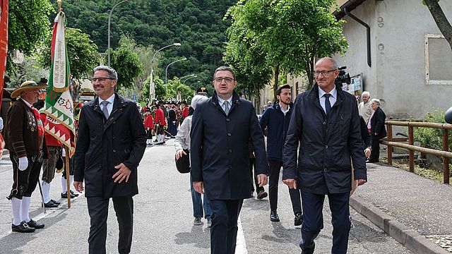 Die Euregio-Landeshauptleute (v. l.) Arno Kompatscher, Maurizio Fugatti und Anton Mattle beim Festumzug in Ala. Zusammen bilden sie den Euregio-Vorstand.