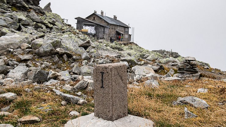 Die Europahütte liegt zwischen dem Südtiroler Pfitsch- und dem Tiroler Vennertal auf der 1919 gezogenen Grenzlinie zwischen Italien und Österreich.