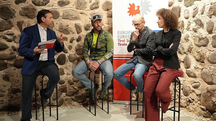 Sono intervenuti sul tema della responsabilità per il cambiamento climatico nell'Euregio: (da sinistra) il moderatore Angelo Conte, l'atleta estremo Danilo Callegari, il curatore della mostra Tommaso Dossi e la rappresentante dell'Euregio Elisa Bertò 