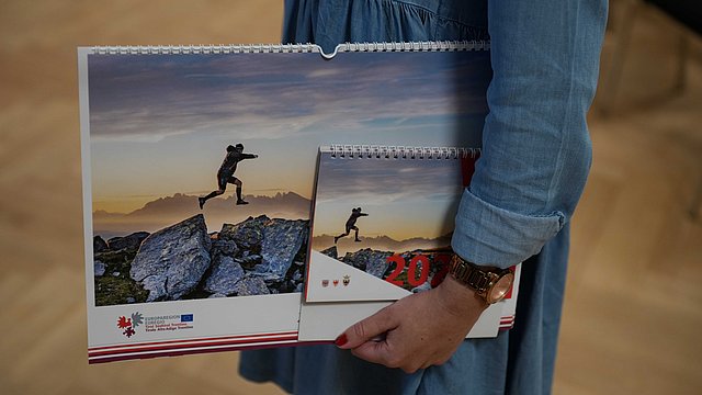 © Land Tirol/Danijel Jovanovic Il calendario dell’Euregio viene realizzato in formato da tavolo e da parete (in foto l’edizione del 2026). Si possono inviare foto relative a soggetti del Tirolo, dell’Alto Adige e del Trentino.