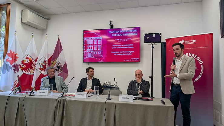 Durante la tavola rotonda, che ha visto la partecipazione di referenti da tutti e tre i territori dell’Euregio, si sono condivise riflessioni e best practice sulle politiche abitative sostenibili e innovative: da sinistra Franz Mariacher (TIGEWOSI), Leonhard Resch (Arche, KVW), Luciano Malfer (FBK) e Simone Marchiori (Assessore alle politiche per la casa, patrimonio, demanio e promozione della conoscenza dell’Autonomia della Provincia Autonoma di Trento)
