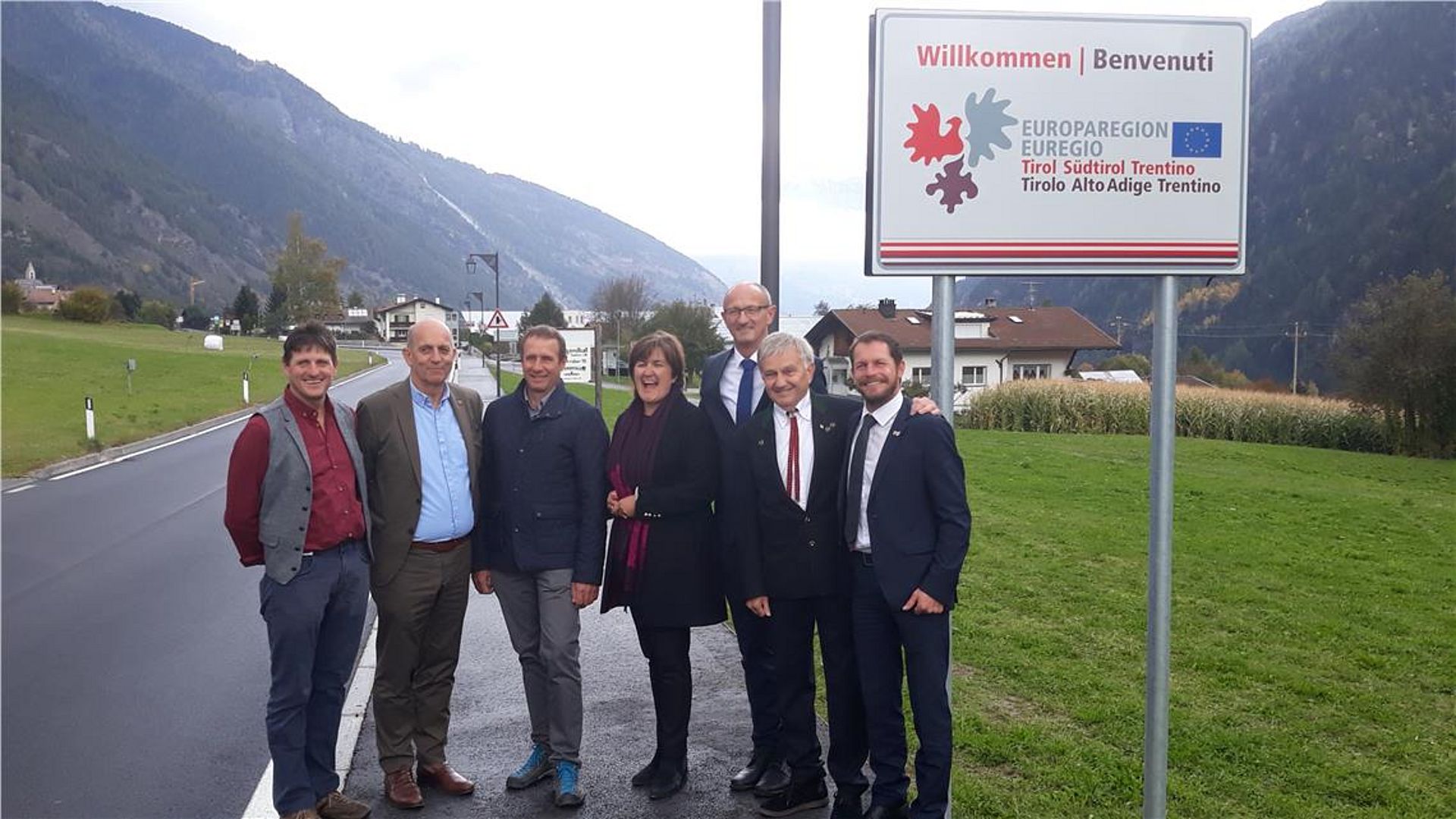Inaugurazione del primo dei 67 cartelli di benvenuto dell'Euregio a Tubre in Val Venosta