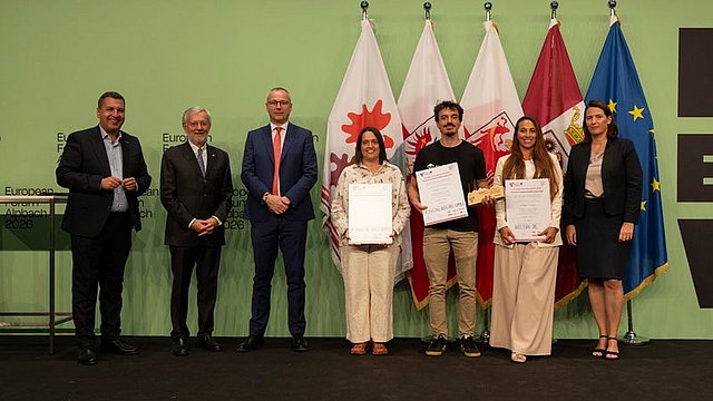 © Land Tirol/Sedlak Vincitori e vincitrici del Premio Innovazione dell'Euregio, categoria 2: (da sinistra) il presidente della giuria Marcus Hofer, Michl Ebner (Camera di commercio di Bolzano), Andrea De Zordo (Camera di commercio di Trento), Stefania Malfatti (Behavix SRL Società Benefit), Philipp Tschaikner (KinCon biolabs GmbH), Beatrice Iaia (BIOTITAN SRL) e Barbara Thaler (Camera di Commercio del Tirolo).