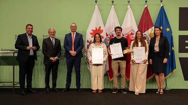 © Land Tirol/Sedlak Vincitori e vincitrici del Premio Innovazione dell'Euregio, categoria 2: (da sinistra) il presidente della giuria Marcus Hofer, Michl Ebner (Camera di commercio di Bolzano), Andrea De Zordo (Camera di commercio di Trento), Stefania Malfatti (Behavix SRL Società Benefit), Philipp Tschaikner (KinCon biolabs GmbH), Beatrice Iaia (BIOTITAN SRL) e Barbara Thaler (Camera di Commercio del Tirolo).