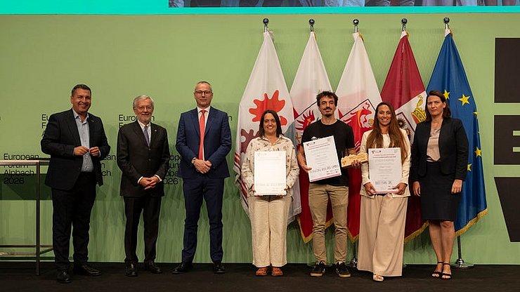 © Land Tirol/Sedlak Preisträgerinnen und Preisträger Euregio-Innovationspreis Kategorie 2: (von links) Jury-Vorsitzender Marcus Hofer, Michl Ebner (Handelskammer Bozen), Andrea De Zordo (Handelskammer Trient), Stefania Malfatti (Behavix SRL Società Benefit), Philipp Tschaikner (KinCon biolabs GmbH), Beatrice Iaia (BIOTITAN SRL) und Barbara Thaler (Wirtschaftskammer Tirol).