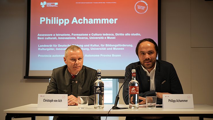 I saluti dell'assessore della Provincia autonoma di Bolzano per il Diritto allo Studio, Philipp Achammer (a destra) e del segretario generale dell’Euregio, Christoph von Ach