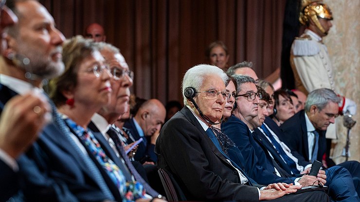 Staatspräsident Sergio Mattarella (Mitte) verfolgt die Festansprache von Landeshauptmann Kompatscher beim Festakt zum 80. Jahrestag der Unterzeichnung des Pariser Vertrages.