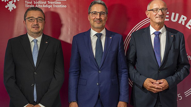(von links) LH Maurizio Fugatti, LH Arno Kompatscher und LH Anton Mattle bei der Vorstellung der Euregio-Präsidentschaft Südtirols am 30. Juni 2023 in Bozen