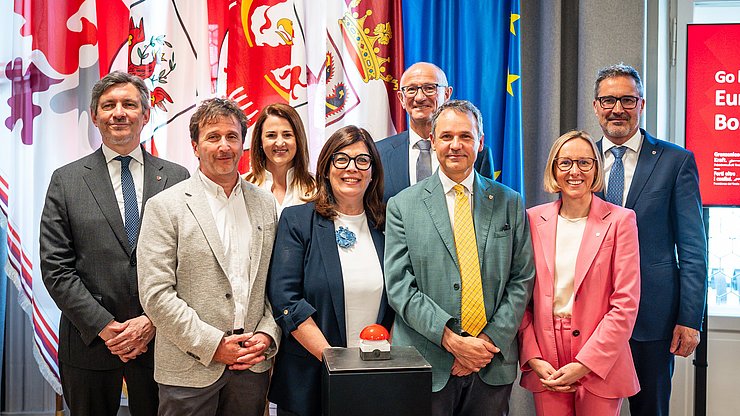 Borses de lëur te intercunescion danter Tirol, Südtirol y l Trentin. Fotografia de grupa cun, da man ciancia, l vizepresidënt trentin Achille Spinelli, Bernhard Pichler de AMS Tirol, l’assessëura dl Tirol Astrid Mair, Stefania Terlizzi dl’Agentura dl lëur dl Trentin, l presidënt dl’Euregio y cumandant dl Tirol Anton Mattle, Stefan Luther dl Servisc Marcià dl Lëur de Südtirol, l'assessëura dla Provinzia autonoma de Bulsan Magdalena Amhof y l presidënt dla Provinzia de Bulsan Arno Kompatscher.