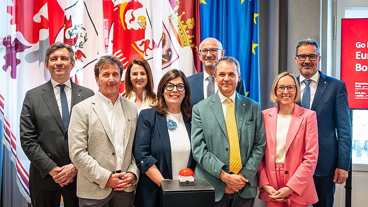 Vernetzte Jobbörsen in Tirol, Südtirol und Trentino: Gruppenfoto mit (von links) Landeshauptmannstellvertreter Achille Spinelli (Trentino), Bernhard Pichler (AMS Tirol), Landesrätin Astrid Mair (Tirol), Stefania Terlizzi (Arbeitsagentur Trentino), Euregio-Präsident und Landeshauptmann Anton Mattle (Tirol), Stefan Luther (Südtiroler Landesabteilung Arbeitsmarktservice), Landesrätin Magdalena Amhof und Landeshauptmann Arno Kompatscher (beide Südtirol).