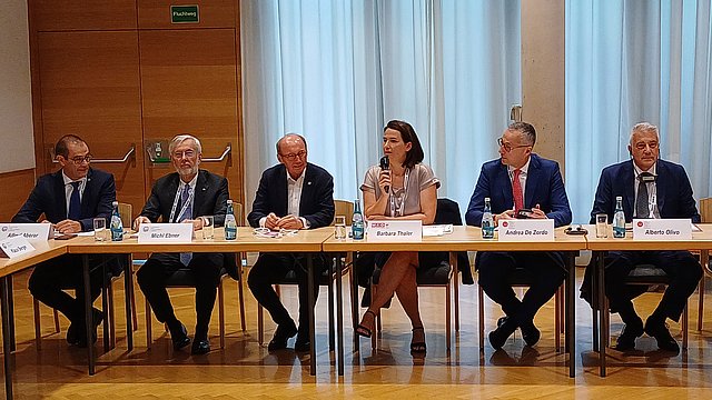 © Handelskammer Bozen Im Bild von links nach rechts: Alfred Aberer, Generalsekretär der Handelskammer Bozen; Michl Ebner, Präsident der Handelskammer Bozen; Othmar Karas, Präsident des European Forum Alpbach; Barbara Thaler, Präsidentin der Wirtschaftskammer Tirol; Andrea De Zordo, Präsident der Handelskammer Trient; Alberto Olivo, Generalsekretär der Handelskammer Trient.