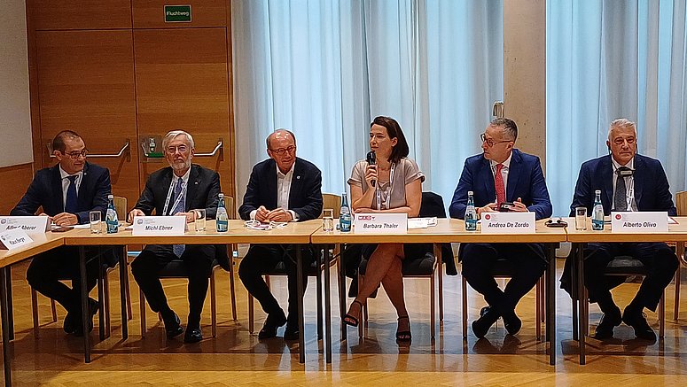 Im Bild von links nach rechts: Alfred Aberer, Generalsekretär der Handelskammer Bozen; Michl Ebner, Präsident der Handelskammer Bozen; Othmar Karas, Präsident des European Forum Alpbach; Barbara Thaler, Präsidentin der Wirtschaftskammer Tirol; Andrea De Zordo, Präsident der Handelskammer Trient; Alberto Olivo, Generalsekretär der Handelskammer Trient.