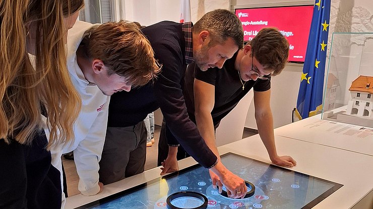 © Euregio Il curatore Christian Rainer (terzo da sinistra) spiega ai visitatori della mostra dell'Euregio i nuovi contenuti della nuova sezione Olympia.