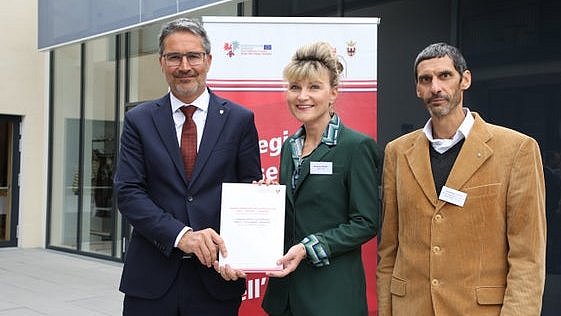 Alla Giornata dei Musei è stata presentata la Carta dei Musei dell'Euregio, nella foto il presidente della Provincia e assessore provinciale ai Musei Kompatscher con la vicedirettrice della Ripartizione Cultura del Tirolo, Melanie Wiener, e Armando Tomasi, del Museo degli Usi e Costumi della Gente Trentina
