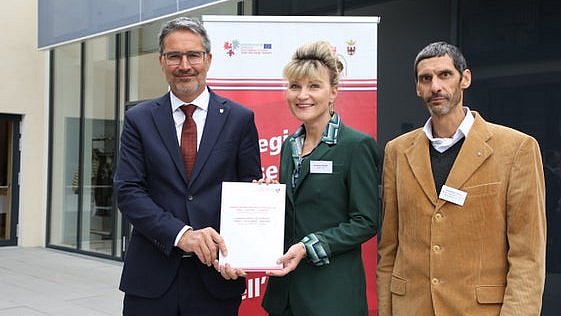 © Land Tirol/Peter Leiter Beim Museumstag in Heinfels wurde auch die neue Euregio-Museumscharta verteilt, im Bild Landeshauptmann und Museumslandesrat Kompatscher mit Melanie Wiener (Stellvertretende Kulturateilungsdirektor Tirol) und Armando Tomasi (Museo degli Usi e Costumi della Gente Trentina)