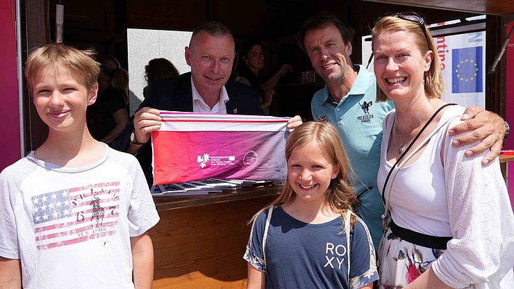 Nahm am Reise-Gewinnspiel teil: Eine Familie aus Frankfurt am Euregio-Stand mit Euregio-Generalsekretär Christoph von Ach.