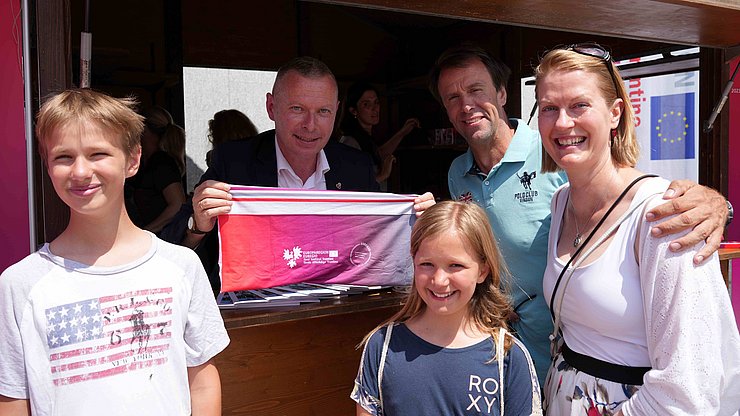 Una famiglia di Francoforte allo stand dell'Euregio con il segretario generale dell'Euregio Christoph von Ach. 