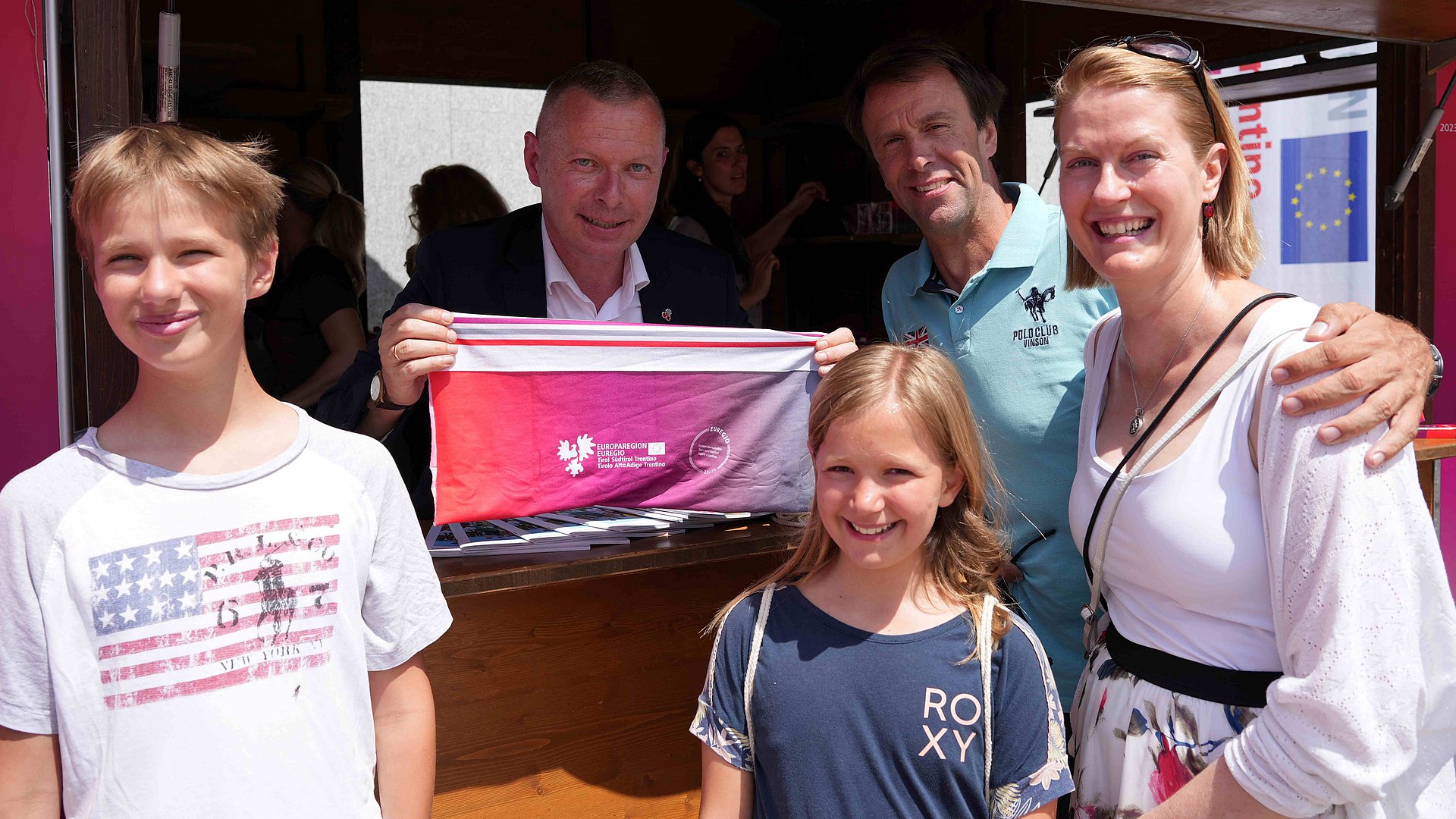 Nahm am Reise-Gewinnspiel teil: Eine Familie aus Frankfurt am Euregio-Stand mit Euregio-Generalsekretär Christoph von Ach.