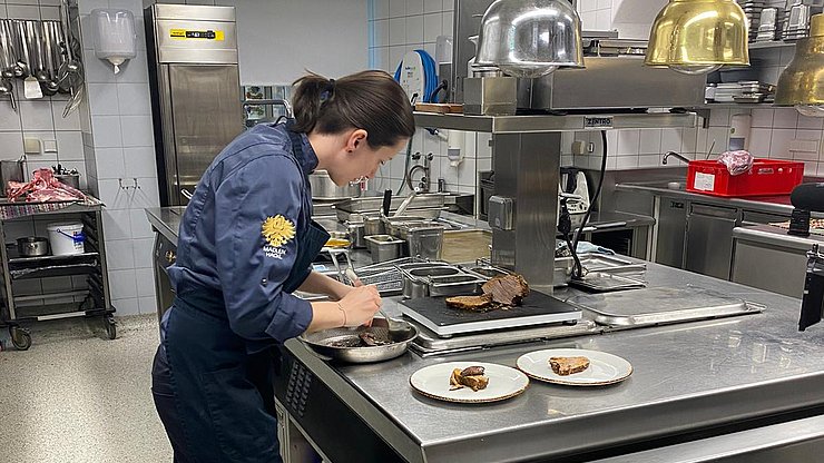 Madlen Hackl prepara il suo piatto preferito: la carne di vitello tirolese - lavorata in modo olistico e sostenibile, cioè "dal naso alla coda".