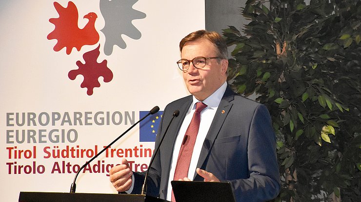 LH Günther Platter bei seiner Ansprache. Foto: Land Tirol/Pölzl