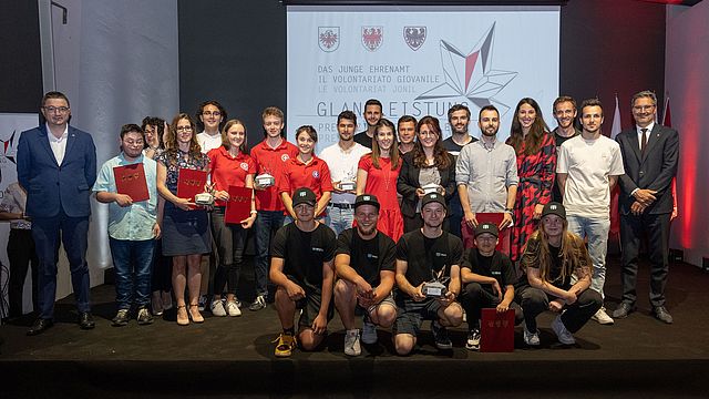 Die Jugendlichen, die heute für sechs herausragende Projekte mit der Auszeichnung "Glanzleistung - Das junge Ehrenamt" geehrt wurden