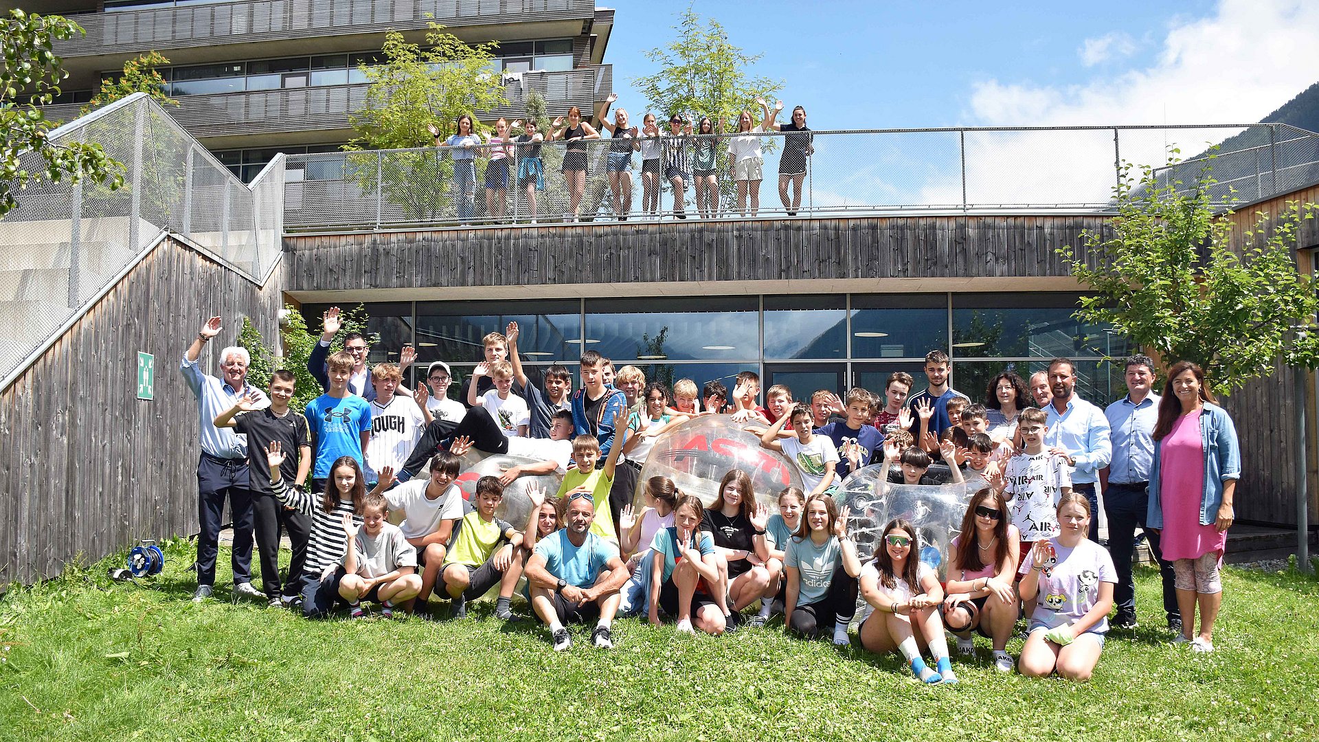 Foto di gruppo dei partecipanti all'EuregioSportCamp 2024 a Neustift nella Stubaital in Tirolo