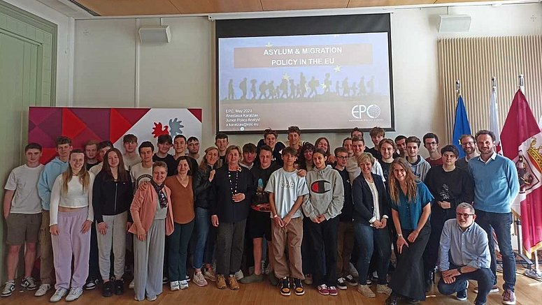 Gruppenfoto der drei Schulen in der Vertretung der Europaregion.