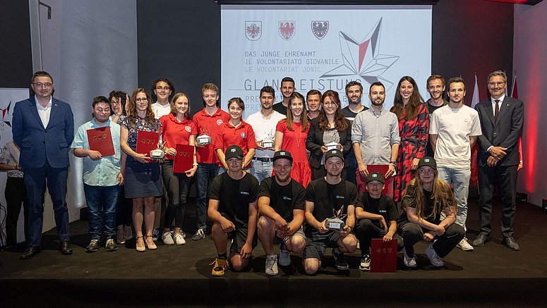 I giovani premiati oggi per sei progetti eccezionali con il riconoscimento "Prestazione d'eccellenza – Premio volontariato giovanile 2022" 