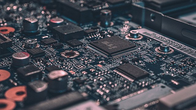 © Unsplash/Alexandre Debiève Mikrochips und elektronische Komponenten eines Computers.
