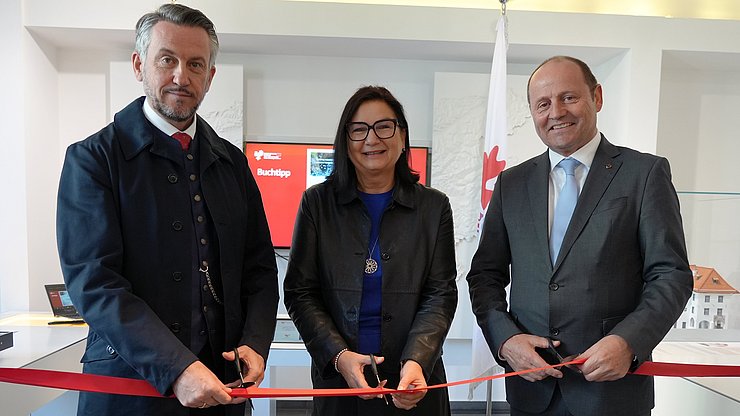 © Land Tirol/Sidon Banddurchschneidung für den neuen Euregio-Ausstellungssteil "Wasser": Tirols Landeshauptmannstellvertreter Josef Geisler (von rechts) mit Brigitte Truschnegg und Kurt Scharr (beide Universität Innsbruck).