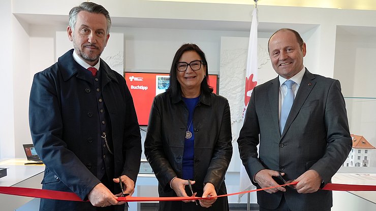Taglio del nastro per la nuova sezione espositiva "Acqua" dell’Euregio: il vicecapitano del Tirolo Josef Geisler (da destra) con Brigitte Truschnegg e Kurt Scharr (entrambi dell’Università di Innsbruck). 