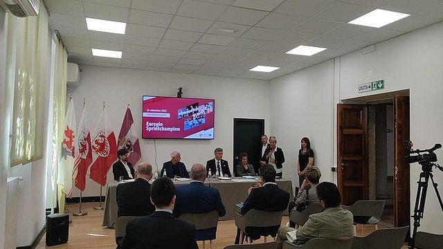 © Euregio Un momento della conferenza stampa di presentazione dell'Euregio Sprintchampion. Da sinistra Daniel Hofer (VSS); Hubert Piegger (ASVÖ); Thomas Abfalter ideatore della gara; Gaia Tozzo (CSI); Christoph von Ach (GECT Euregio); Paola Mora (CONI Trento); Silvia Meacci (Ufficio Stampa Pat)