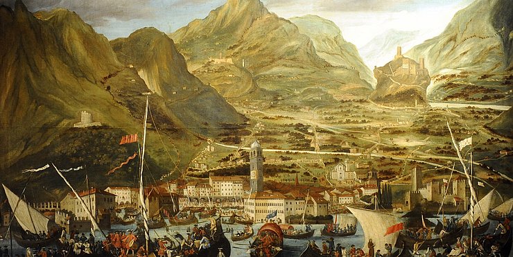 © Wikipedia/Niccolò Caranti, CC BY-SA 4.0 Die Abreise des Generals Vendôme von Riva, Ölgemälde aus der Zeit zwischen 1704 und 1728; in der Bildmitte zwischen dem Castello di Arco (rechts) und dem Castello di Tenno ist der Dosso di San Bartolomeo abgebildet.