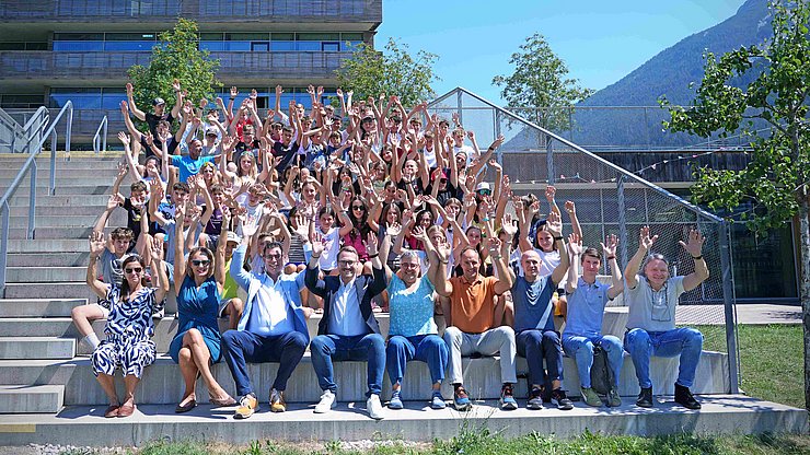 © Land Tirol/Schallhart Freude für Klein und Groß beim EuregioSportCamp-Gruppenfoto mit Tirols Landeshauptmannstellvertreter Philip Wohlgemuth (vorne 4. von links).