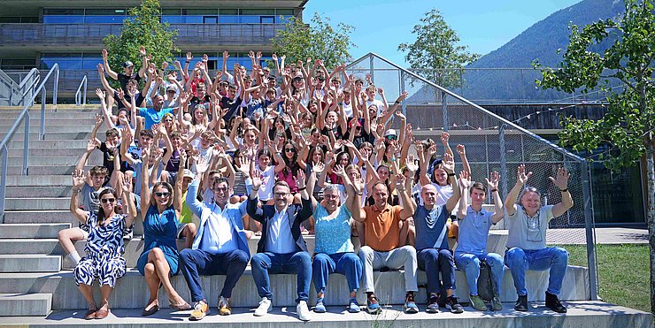 © Land Tirol/Schallhart Freude für Klein und Groß beim EuregioSportCamp-Gruppenfoto mit Tirols Landeshauptmannstellvertreter Philip Wohlgemuth (vorne 4. von links).