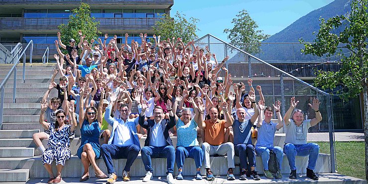 © Land Tirol/Schallhart Gioia per grandi e piccini nella foto di gruppo dell’EuregioSportCamp con il vicepresidente del Tirolo Philip Wohlgemuth (in primo piano, quarto da sinistra).