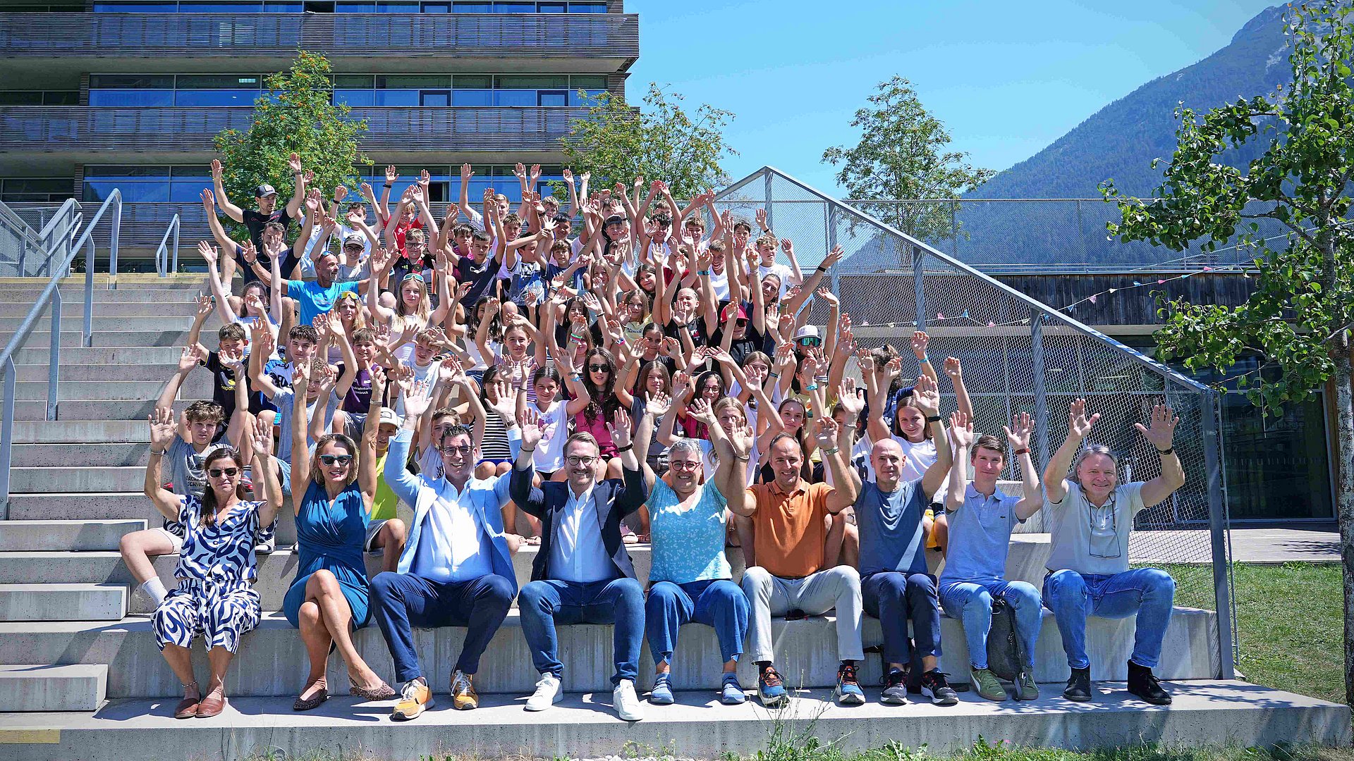 Gioia per grandi e piccini nella foto di gruppo dell’EuregioSportCamp con il vicepresidente del Tirolo Philip Wohlgemuth (in primo piano, quarto da sinistra).