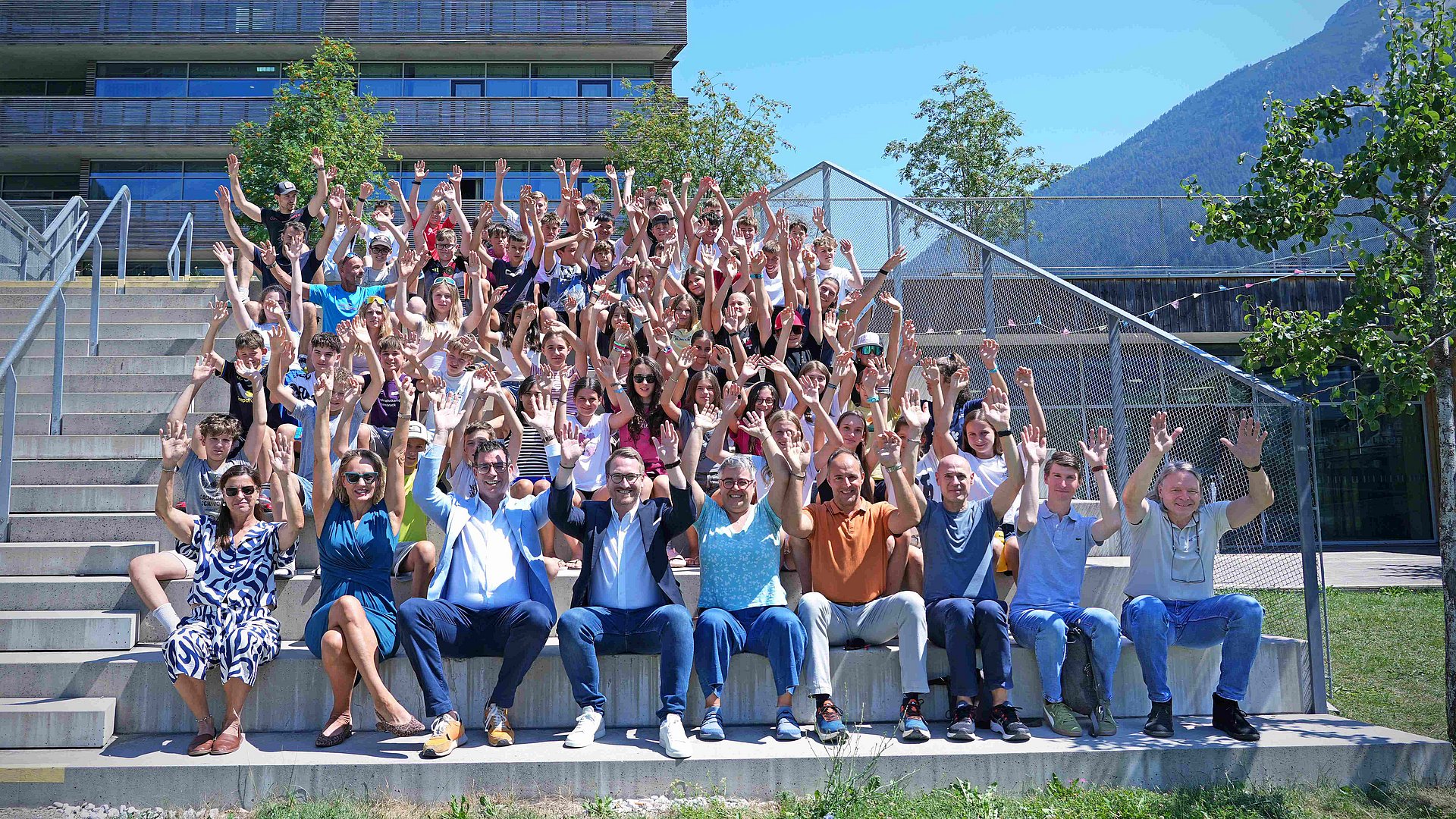 Freude für Klein und Groß beim EuregioSportCamp-Gruppenfoto mit Tirols Landeshauptmannstellvertreter Philip Wohlgemuth (vorne 4. von links).