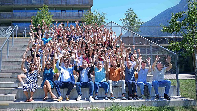 Freude für Klein und Groß beim EuregioSportCamp-Gruppenfoto mit Tirols Landeshauptmannstellvertreter Philip Wohlgemuth (vorne 4. von links).