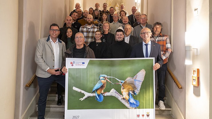 © Land Tirol/Sedlak Foto di gruppo con il presidente dell'Euregio e del Tirolo Anton Mattle (prima fila, a destra), il Segretario generale dell'Euregio Matthias Fink (a sinistra) e i fotografi del calendario Euregio 2027.
