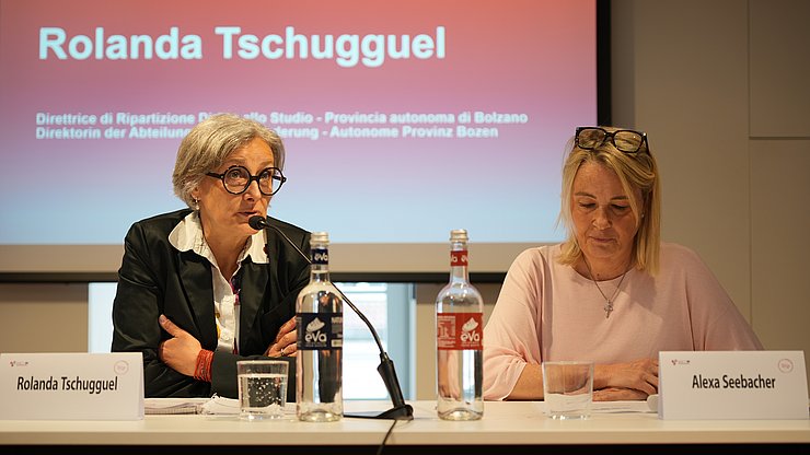 Relazione sull'offerta di consulenza dalla Provincia autonoma di Bolzano: la direttrice della Ripartizione Diritto allo Studio, Rolanda Tschugguel (a sinistra) e la direttrice dell'Ufficio Orientamento scolastico e professionale, Alexa Seebacher 