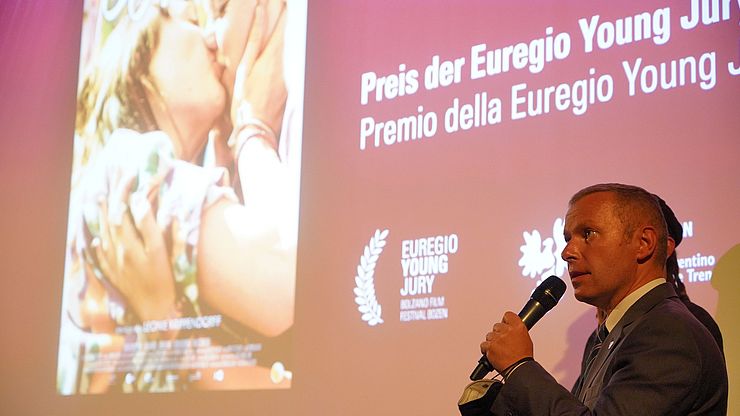 Euregio-Vertreter Christoph von Ach bei der Prämierung des Siegerfilms Kokon am 29.10.2021 im Filmclub in Bozen durch die Euregio-Schülerinnenjury 2021     