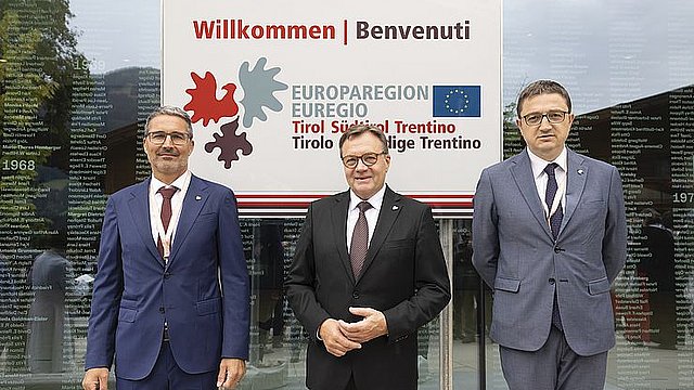 Die drei Landeshauptleute Kompatscher, Platter und Fugatti vor der Eruegio-Willkommenstafel