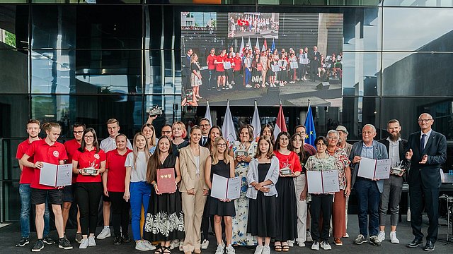 © ASP/Claudia Corrent Premio “Prestazione d'Eccellenza - Volontariato giovanile”: Il 14 giugno a St. Anton am Arlberg, i tre territori del Tirolo, dell'Alto Adige e del Trentino onoreranno i giovani volontari che hanno reso servizi eccezionali alla collettività. Nella foto i vincitori premiati nel 2023.