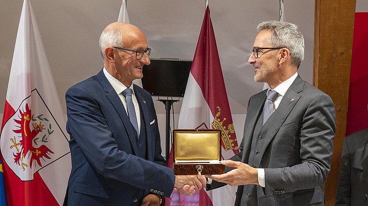 Symbol für die Euregio-Präsidentschaft: Am 25. September 2025 übergab Südtirols Landeshauptmann Arno Kompatscher (rechts) dem Tiroler Landeshauptmann Anton Mattle den historischen Schlüssel des Waaghauses, Sitz der Euregio in Bozen.