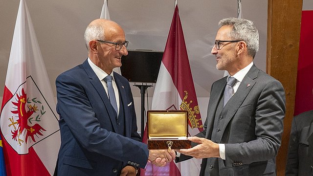 Simbolo della presidenza dell'Euregio: il 25 settembre 2025 il presidente della Provincia Autonoma di Bolzano Arno Kompatscher (a destra) ha consegnato al Capitano del Tirolo Anton Mattle la storica chiave della Casa della Pesa, sede dell'Euregio a Bolzano.