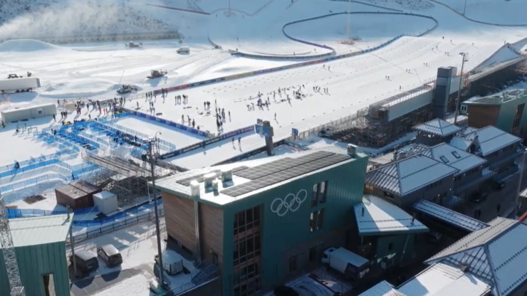 © PAT e Nordic Ski WM Val di Fiemme 2003 srl Gli anelli olimpici sopra le piste di fondo di Tesero nel Trentino